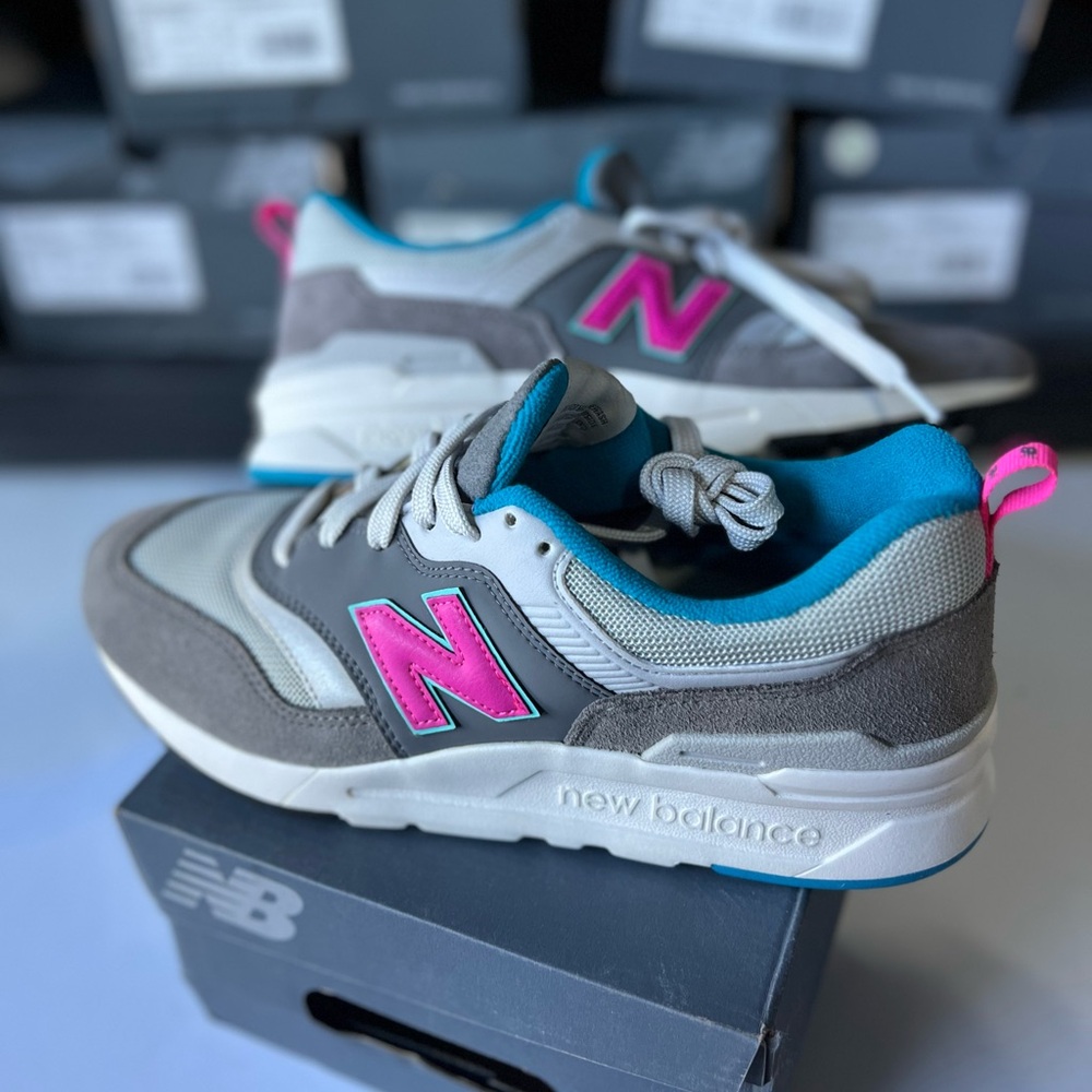 New Balance Men’s ' 8 Gray and Pink Sneakers